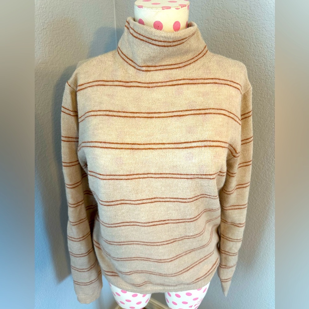 Cozy, soft boutique turtleneck sweater ♥️🧡